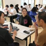イベント当日のスケジュールについて話し合う生徒たち=三座館で