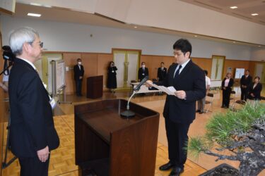 決意を述べる入校生代表=岡山県津山市で