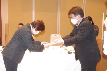 津山ロータリークラブ　図書計１２２冊（約２０万円相当）を寄贈 / 岡山県津山市