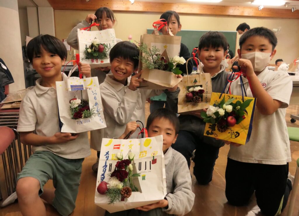 完成した作品をかかげる3年生