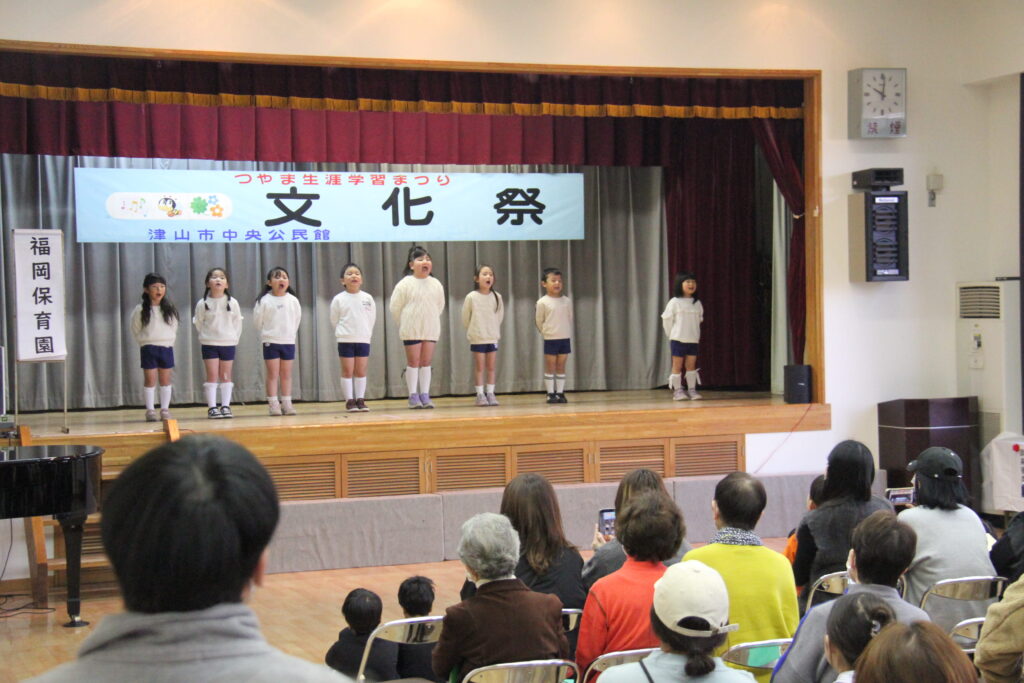 元気よく歌う福岡保育園児たちのステージ