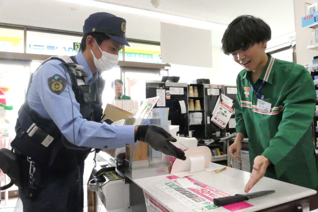 駆け付けた署員に詳細を話す店員