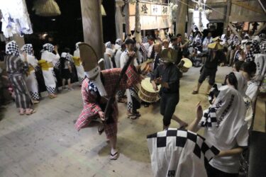 ユニークな身振りで会場を盛り上げる「大宮踊」で踊りの輪を広げた／岡山・真庭市