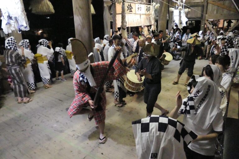 福田神社の拝殿で大宮踊を楽しむ参加者