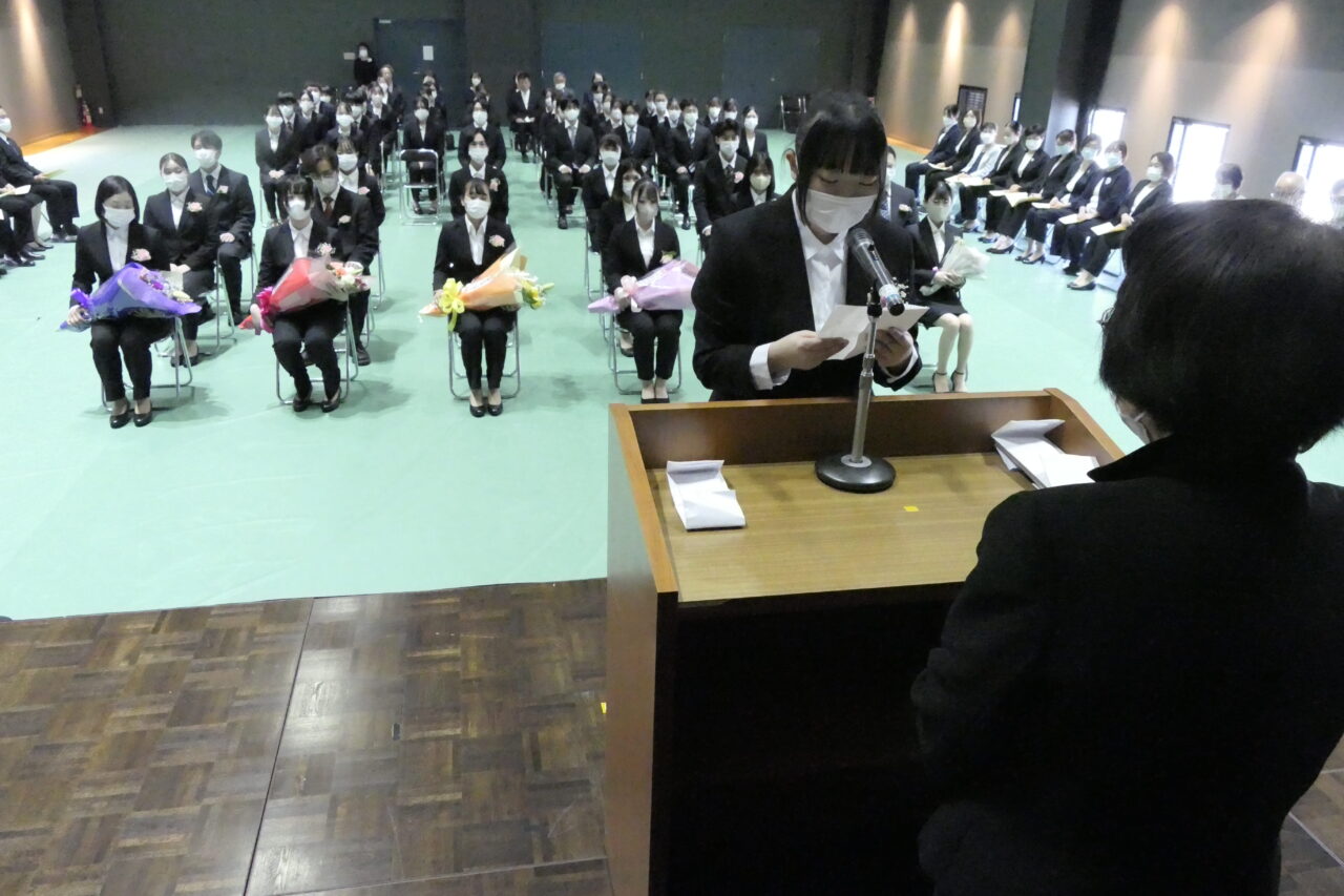 安藤校長に宣誓を行う第39期生代表＝岡山県津山市で