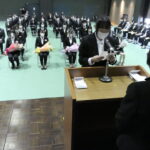 安藤校長に宣誓を行う第39期生代表＝岡山県津山市で