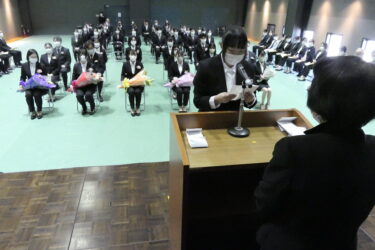 安藤校長に宣誓を行う第39期生代表＝岡山県津山市で