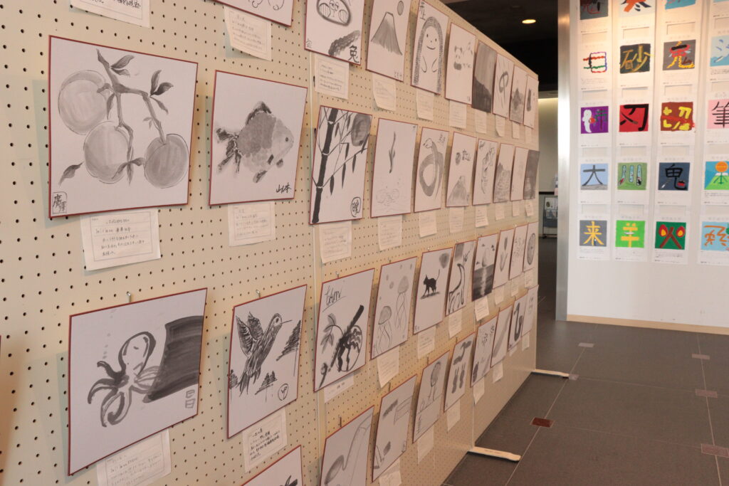 子どもたちが描いた水墨画や創作絵文字などが並ぶ会場
