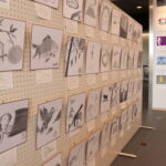 子どもたちが描いた水墨画や創作絵文字などが並ぶ会場