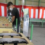 出荷準備をする職員ら=岡山県美咲町で