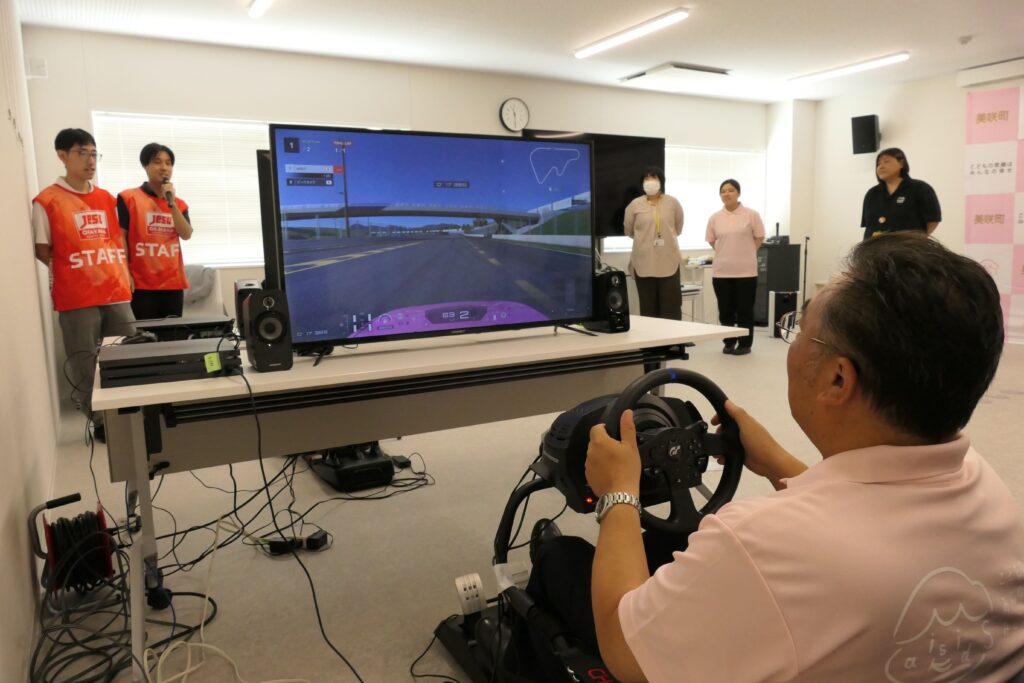 レーシングゲームを体験する青野町長