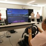 レーシングゲームを体験する青野町長