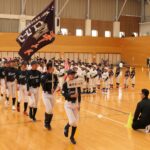 勇ましく入場する美作市スポーツ少年団