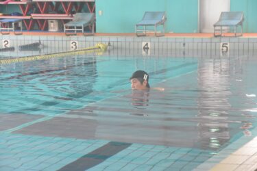 みそぎ式を執り行う稲毛啓志宗師=岡山県津山市で