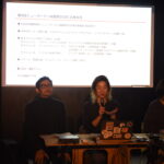 記者会見に応じる実行委