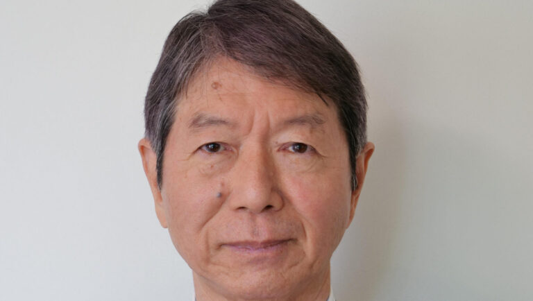 法律家の初川満さん