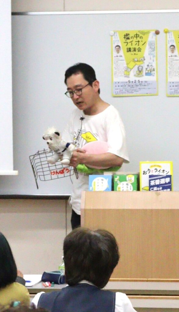 ぬいぐるみを用いて説明する楾さん
