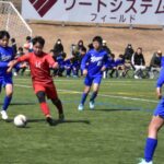 白熱した試合を繰り広げる選手たち＝弥生―久世SC（男子の部）=岡山県津山市で