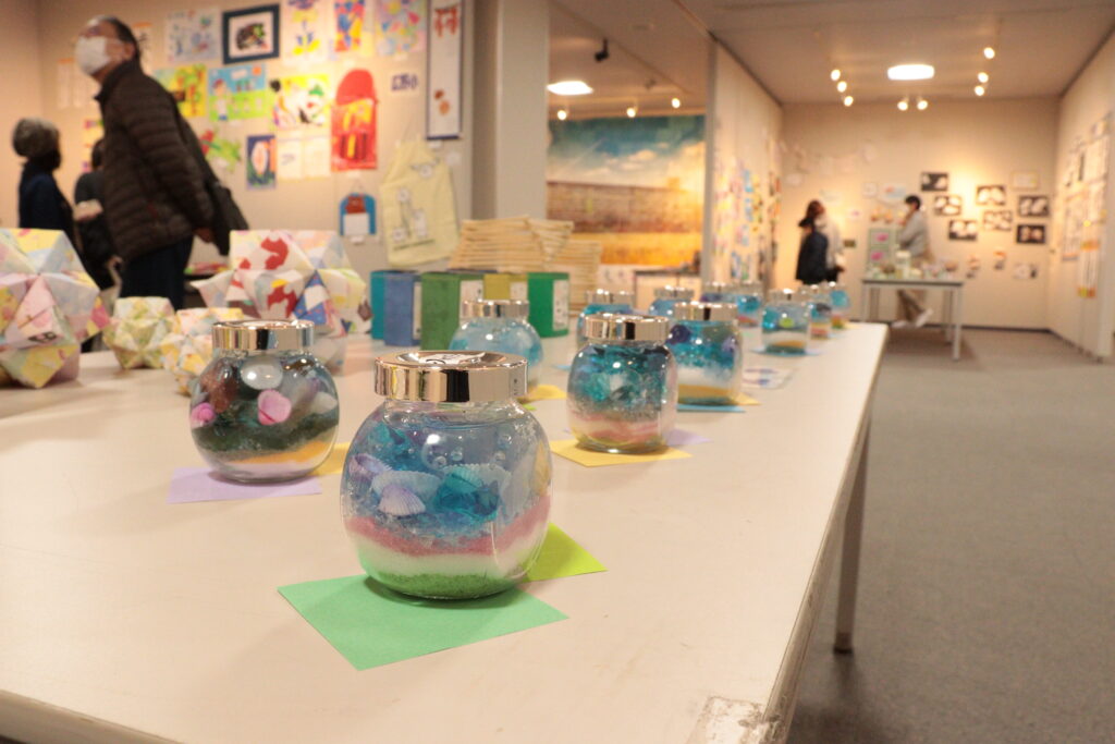 会場を彩る色彩豊かな力作