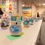 会場を彩る色彩豊かな力作