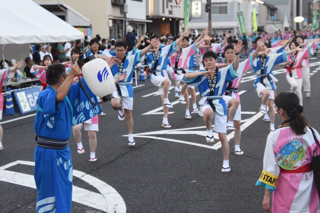 一糸乱れぬ踊りで練習の成果を披露する参加者