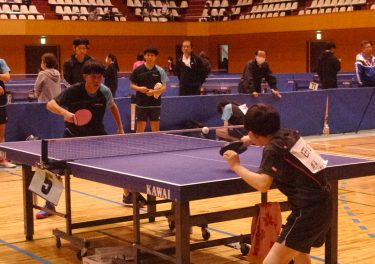 力強いスマッシュ　小学生から80代まで熱戦　卓球選手権大会に170人／岡山・津山市