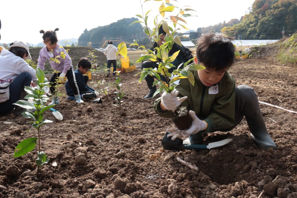 植樹に取り組む子どもら