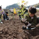植樹に取り組む子どもら