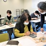 武藤さんのアドバイスを受けながら硯を彫る参加者