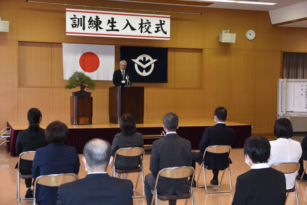 岡田校長の激励を受ける訓練生たち