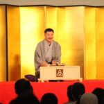 巧みな話術で観客を魅了した月亭方正さん＝岡山県津山市で