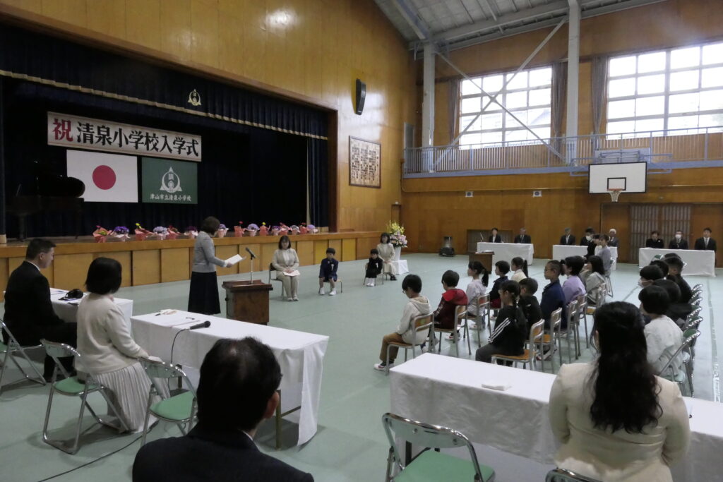 植月校長や在校生らから歓迎を受ける新入生