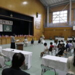 植月校長や在校生らから歓迎を受ける新入生