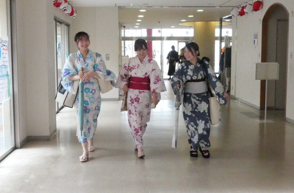 浴衣姿で教室に向かう学生たち