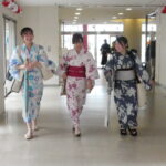 浴衣姿で教室に向かう学生たち