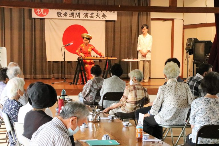 津山老人福祉センター「さら楽」（皿）で敬老週間の演芸会や作品展