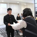 山名支部長から表彰を受ける最優秀賞の梅本さん＝岡山県津山市で