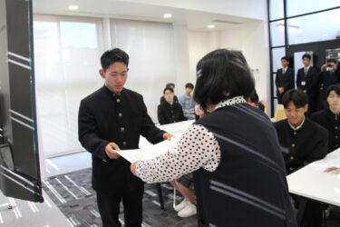 山名支部長から表彰を受ける最優秀賞の梅本さん＝岡山県津山市で