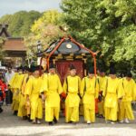 狩衣姿の氏子に担がれた中山神社の御鳳輦=岡山県津山市で