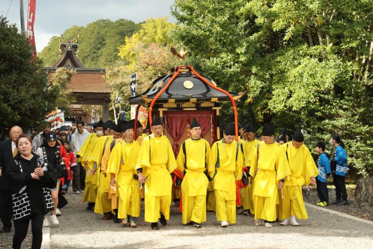 狩衣姿の氏子に担がれた中山神社の御鳳輦=岡山県津山市で