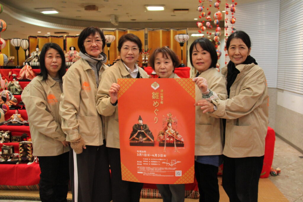 ポスターを手に「春を感じにやってきてください」と来場を呼びかけるソシオおかみさん会のメンバー