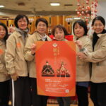 ポスターを手に「春を感じにやってきてください」と来場を呼びかけるソシオおかみさん会のメンバー