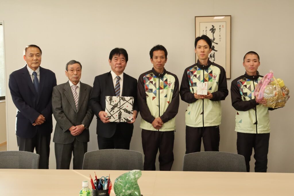 萩原市長を表敬訪問した陸上選手ら