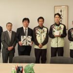 萩原市長を表敬訪問した陸上選手ら