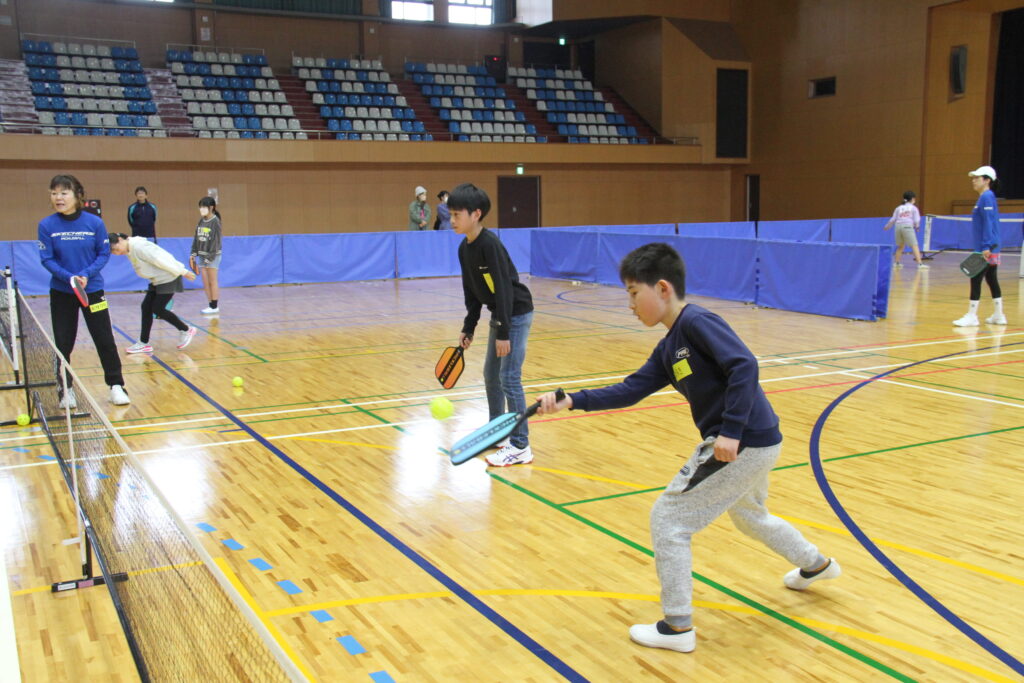 ピックルボールで汗を流す参加者