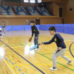 ピックルボールで汗を流す参加者