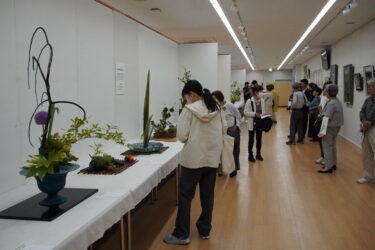 絵画や生け花などの展示作に見入る来場者=岡山県津山市で