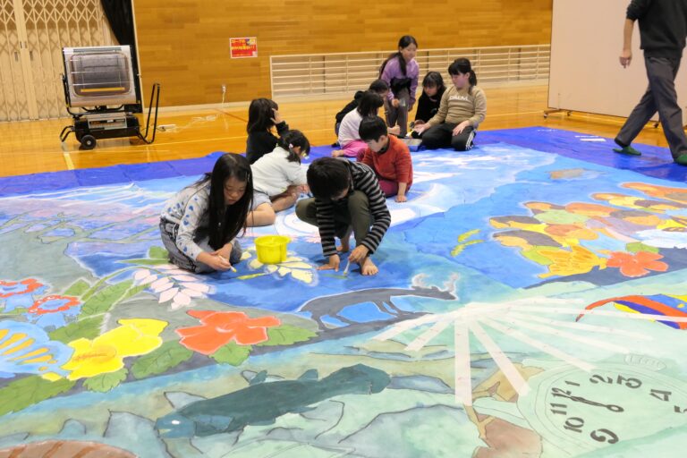 制作に励む子どもたち=岡山県真庭市で