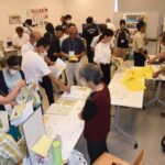 各地域の取り組み内容に耳を傾ける来場者=岡山県美咲町で