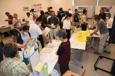 各地域の取り組み内容に耳を傾ける来場者=岡山県美咲町で